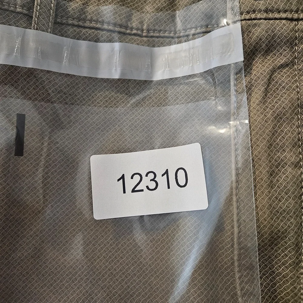 NWOT Roundtree & Yorke Casuals Shorts Men 42 x 9 Stretch Cell Phone Pocket Khaki
